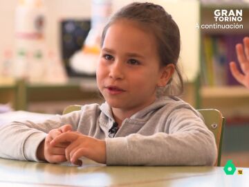 Una niña, preocupada por lo duro que es cuidar de un hijo