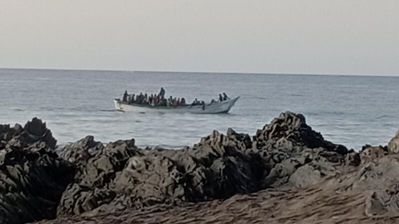 Imagen de la llegada de un cayuco a la playa de Las Burras, en San Bartolomé de Tirajana