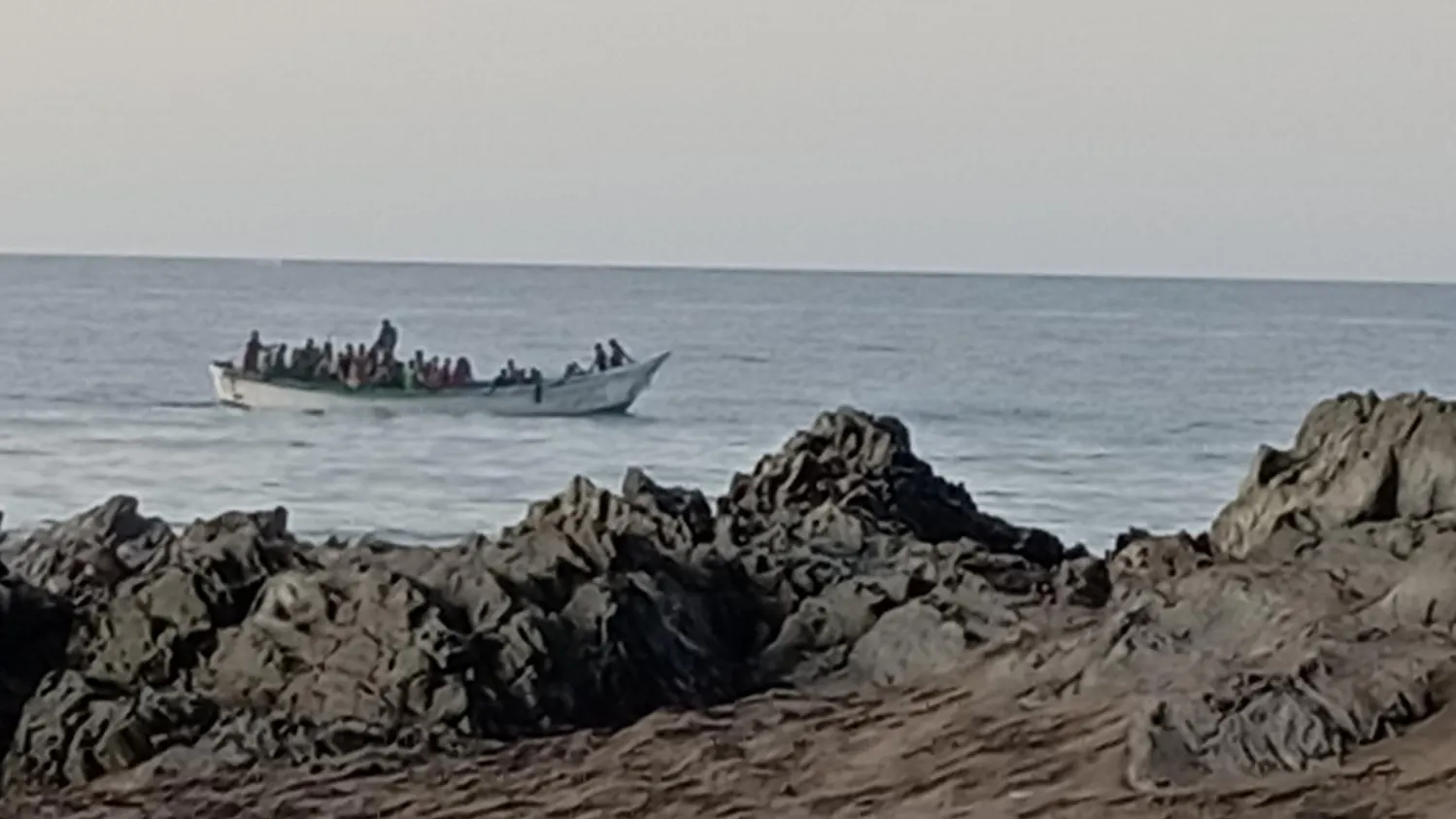 Imagen de la llegada de un cayuco a la playa de Las Burras, en San Bartolomé de Tirajana