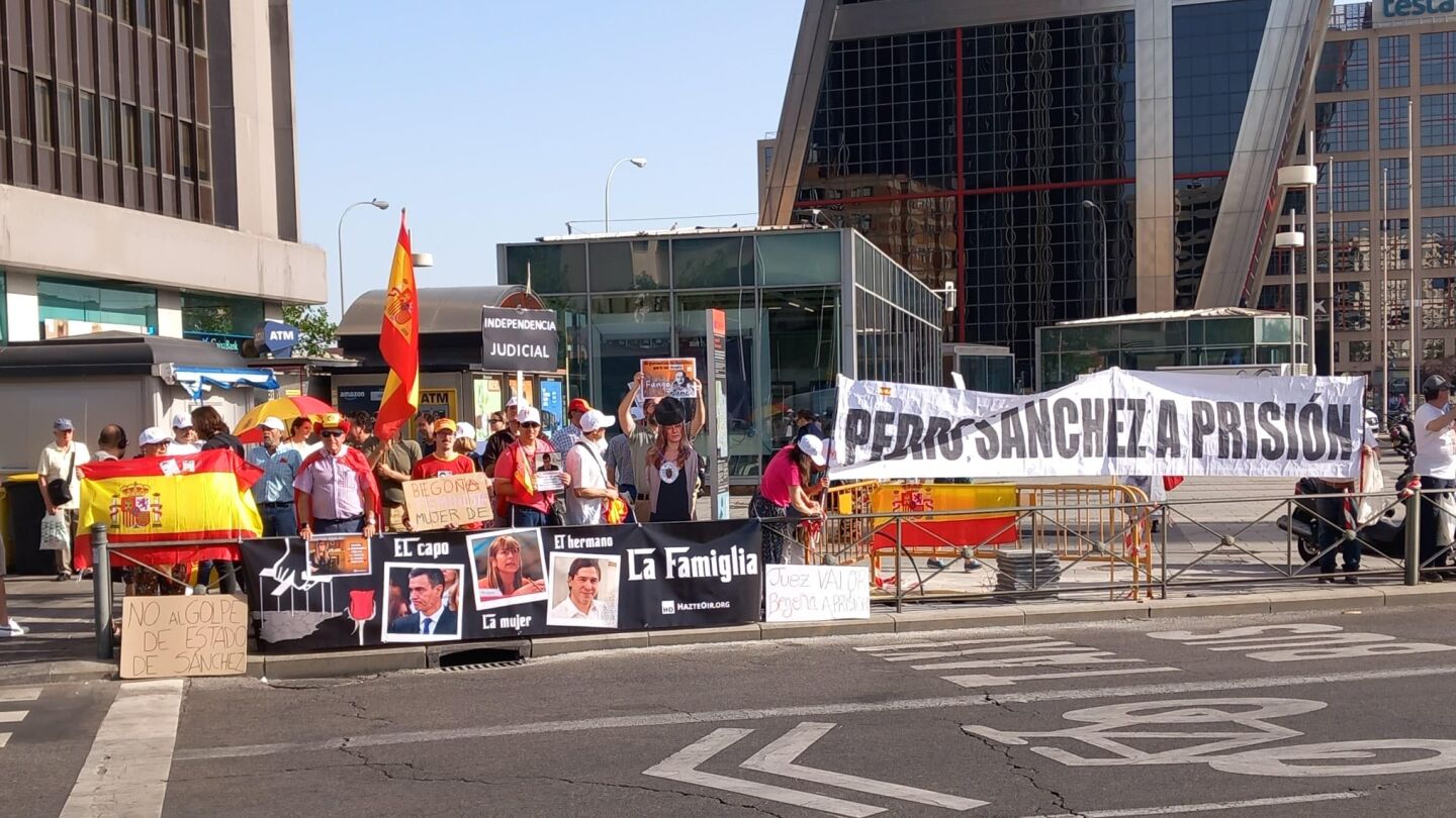 Una veintena de personas críticas con Sánchez y Gómez