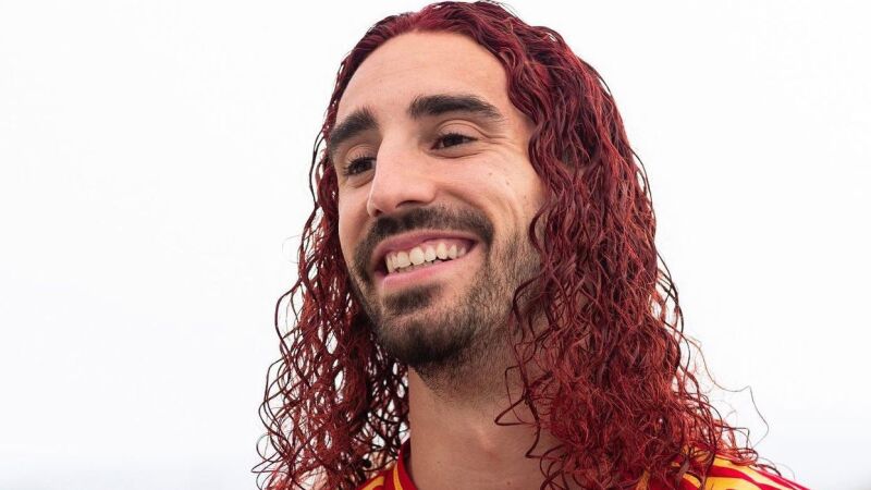 Cucurella se tiñe el pelo de rojo tras ganar la Eurocopa con España