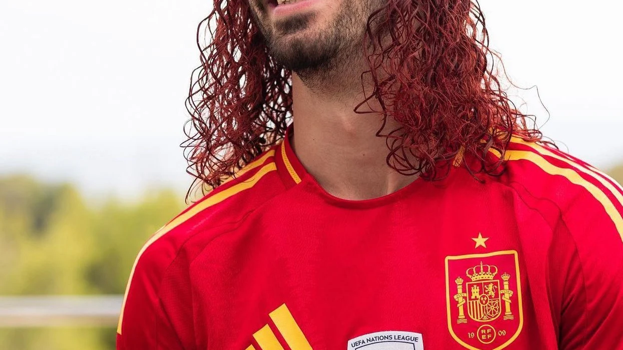 Cucurella se tiñe el pelo de rojo tras ganar la Eurocopa con España