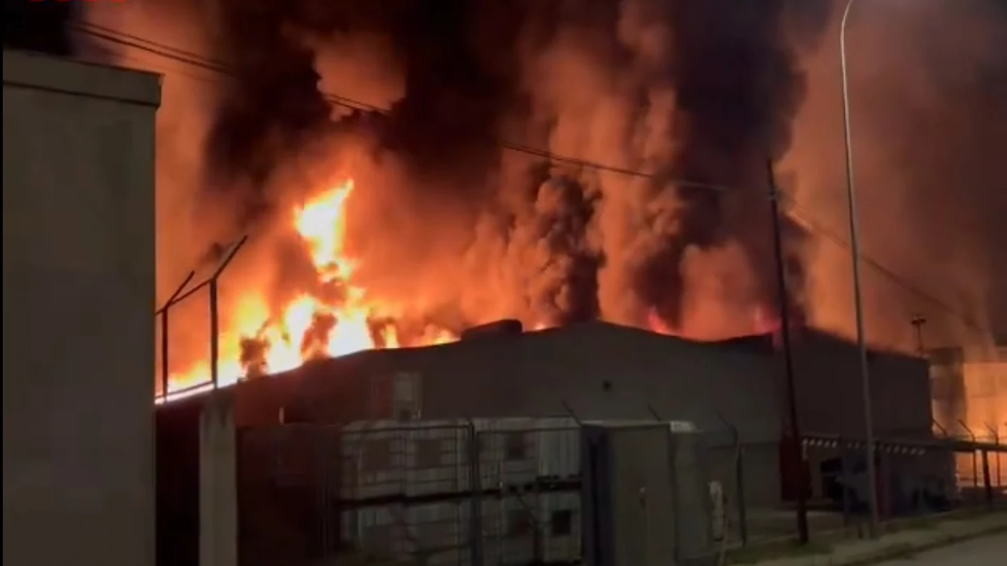 Un incendio en varias naves industriales de Barcelona obliga a confinar a la población Un incendio en varias naves industriales de Barcelona obliga a confinar a la población