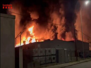 Un incendio en varias naves industriales de Barcelona obliga a confinar a la población