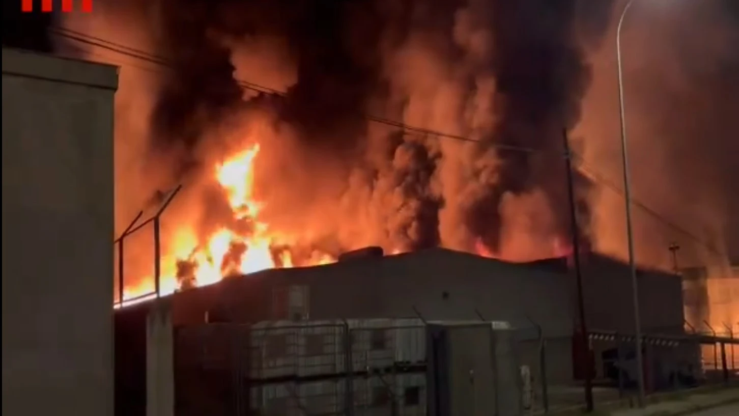 Un incendio en varias naves industriales de Barcelona obliga a confinar a la población