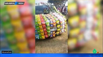 Una novia sorprende acudiendo a su boda en un coche forrado con bolsas de snacks