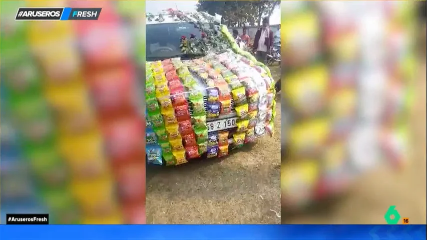 Una novia sorprende acudiendo a su boda en un coche forrado con bolsas de snacks