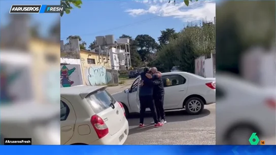 De casi llegar a las manos a abrazarse como locos: la historia de dos conductores que no sabían que se conocían De casi llegar a las manos a abrazarse como locos: la historia de dos conductores que no sabían que se conocían