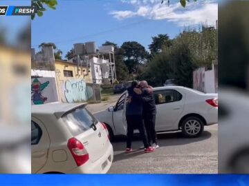 De casi llegar a las manos a abrazarse como locos: la historia de dos conductores que no sabían que se conocían