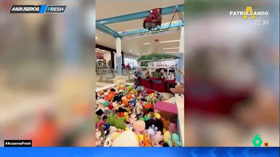 La viral muestra de amor de un novio al meterse a una 'máquina de garras' para sacar un peluche a su pareja La viral muestra de amor de un novio al meterse a una 'máquina de garras' para sacar un peluche a su pareja