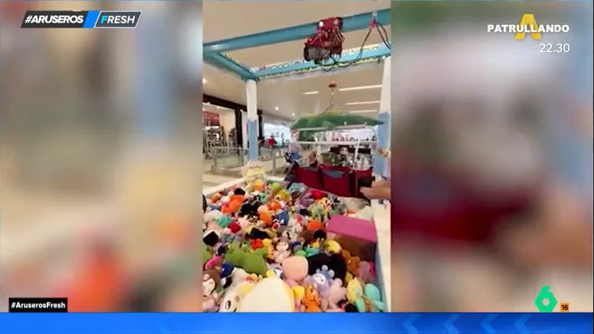 La viral muestra de amor de un novio al meterse a una 'máquina de garras' para sacar un peluche a su pareja