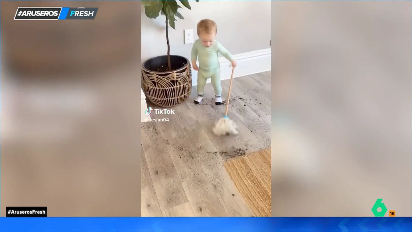 A un niño le gusta tanto barrer que no para de ensuciar el suelo para así seguir con su tarea favorita A un niño le gusta tanto barrer que no para de ensuciar el suelo para así seguir con su tarea favorita