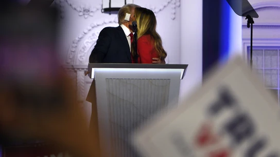 Donald y Melania Trump se besan en la mejilla en la reaparición de la exprimera dama durante la Convención Republicana. Donald y Melania Trump se besan en la mejilla en la reaparición de la exprimera dama durante la Convención Republicana.