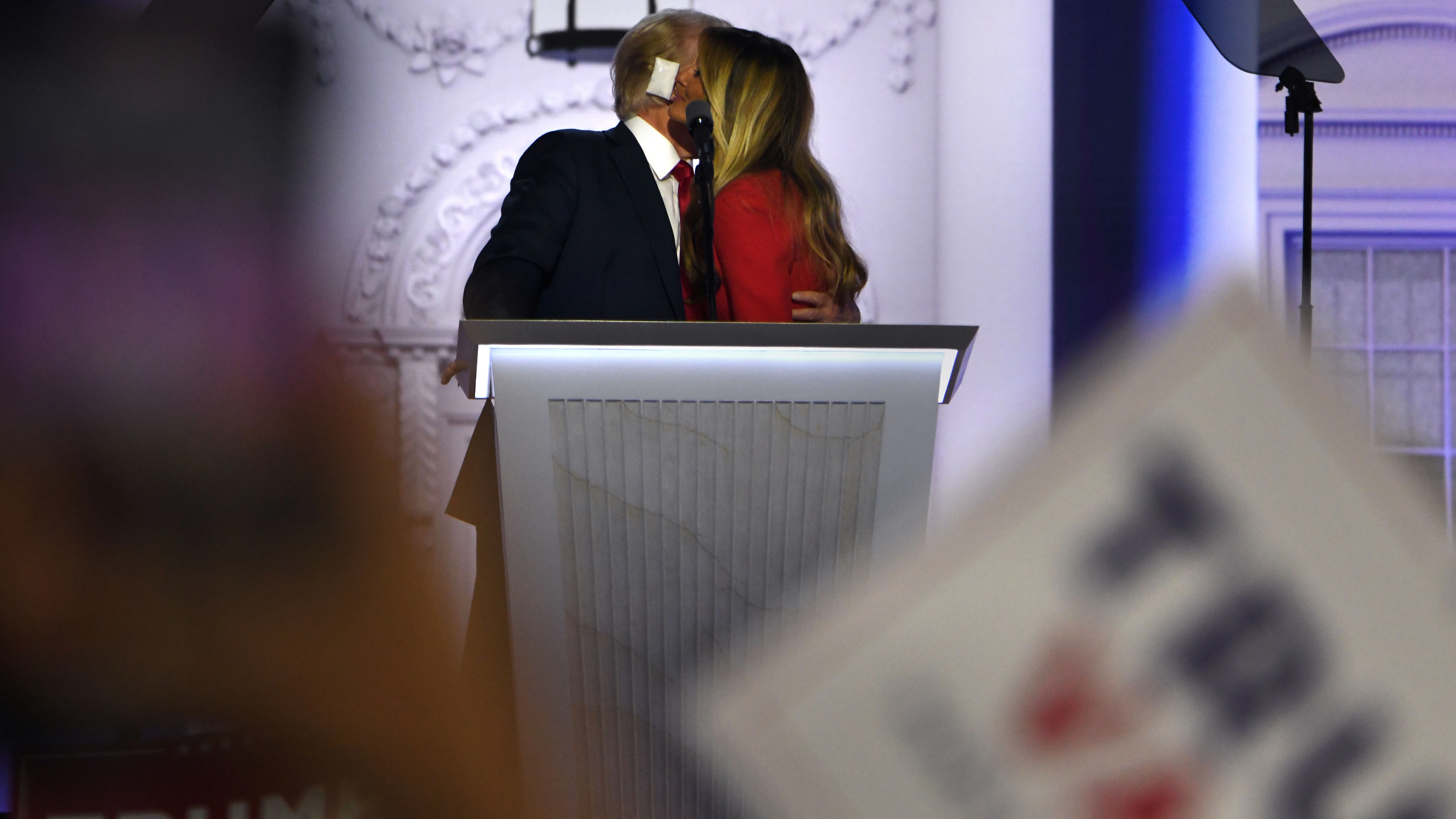 Donald y Melania Trump se besan en la mejilla en la reaparición de la exprimera dama durante la Convención Republicana.