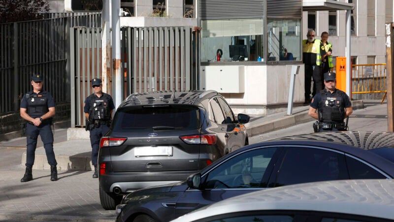 Vehículos que trasladan a Begoña Gómez a los juzgados de Plaza de Castilla de Madrid