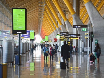 Interior del Aeropuerto Adolfo Su&aacute;rez Madrid-Barajas, en una imagen de archivo. 
