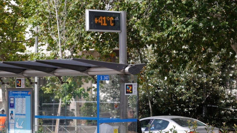 Un termómetro situado en una parada de autobús marca 41 grados este viernes en Madrid.