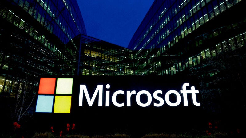 Logotipo de Microsoft en sus oficinas de Microsoft de París, Francia.