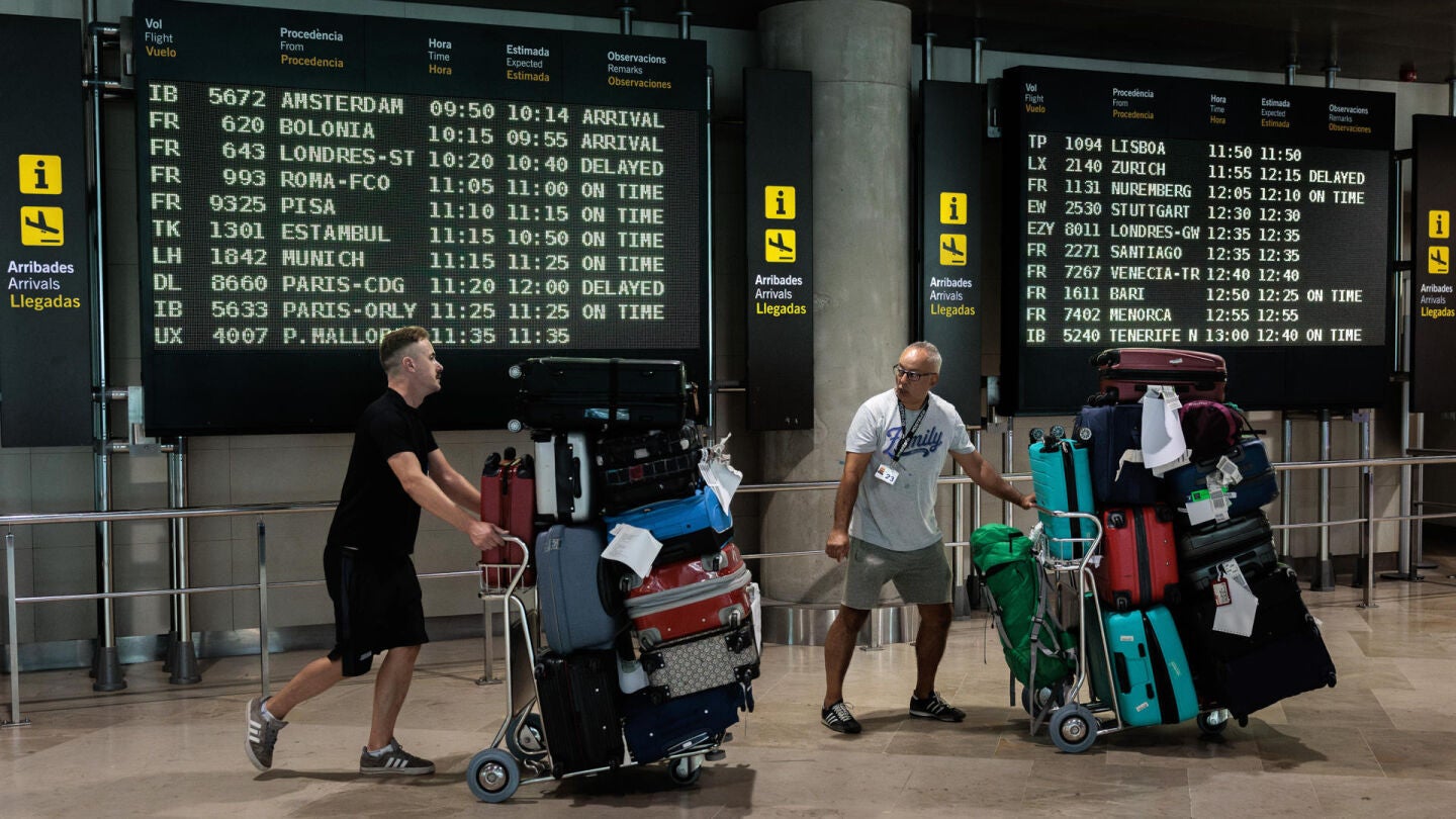 Personas esperan en un aeropuerto