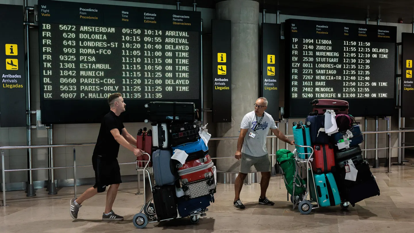 Personas esperan en un aeropuerto Personas esperan en un aeropuerto