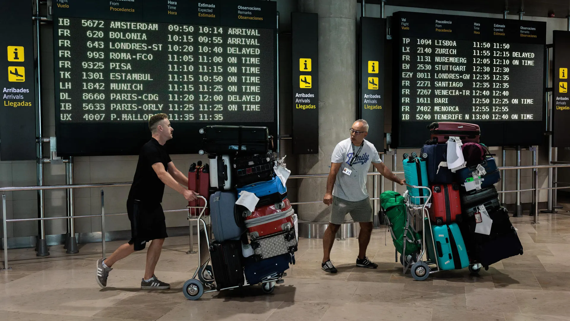 Personas esperan en un aeropuerto