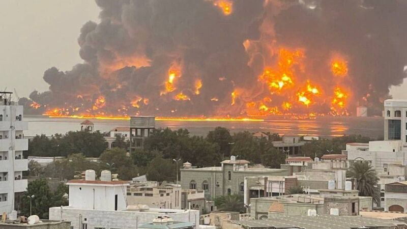 Captura del momento en el que Israel bombardea el puerto yemení de Hodeida