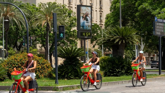 Un termómetro marca 45 grados en Sevilla Un termómetro marca 45 grados en Sevilla