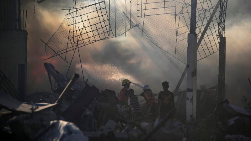 Palestinos inspeccionan los escombros de un edificio destruido tras un ataque aéreo israelí en el barrio de Al-Zawaida, en el centro de la Franja de Gaza, el 19 de julio de 2024. 