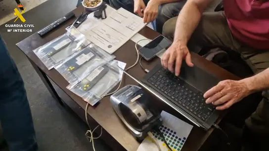 Material recogido por la Guardia Civil con los que se producían los ciberataques Material recogido por la Guardia Civil con los que se producían los ciberataques