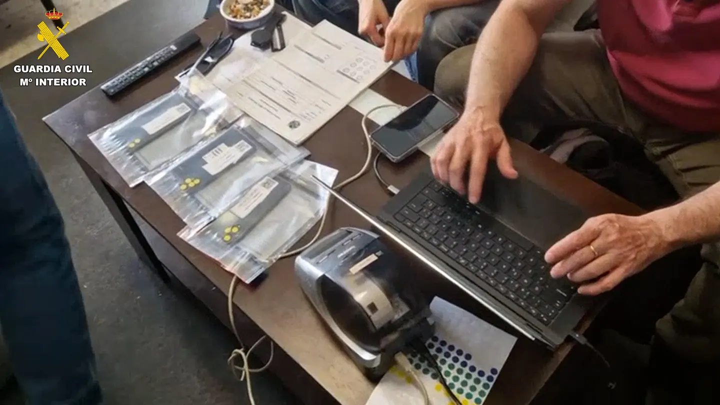 Material recogido por la Guardia Civil con los que se producían los ciberataques Material recogido por la Guardia Civil con los que se producían los ciberataques