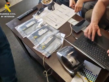 Material recogido por la Guardia Civil con los que se producían los ciberataques