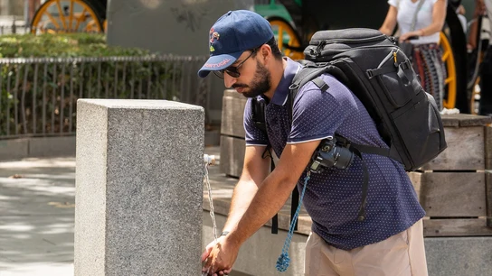 Una persona se echa agua en las manos para combatir el calor Una persona se echa agua en las manos para combatir el calor