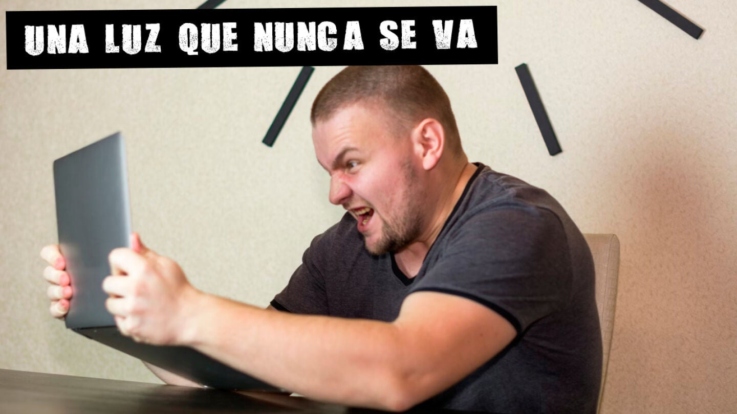 Imagen de un hombre alterado con un port&aacute;til