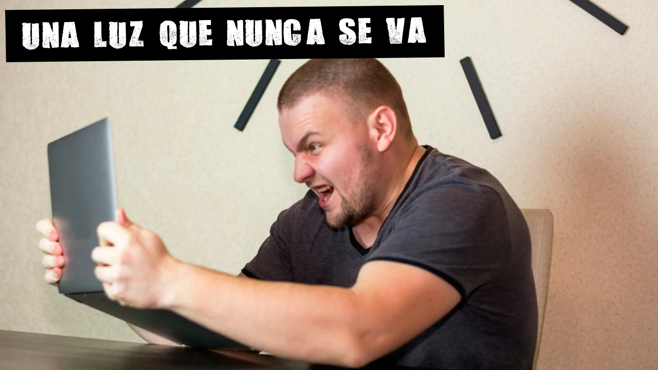Imagen de un hombre alterado con un portátil