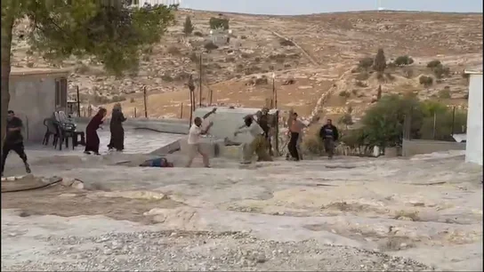Colonos israelíes, ayudados por los soldados, intentar echar de su casa a los palestinos Colonos israelíes, ayudados por los soldados, intentar echar de su casa a los palestinos