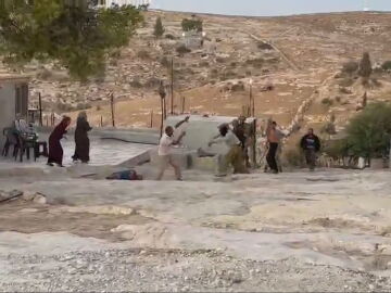Colonos israelíes, ayudados por los soldados, intentar echar de su casa a los palestinos