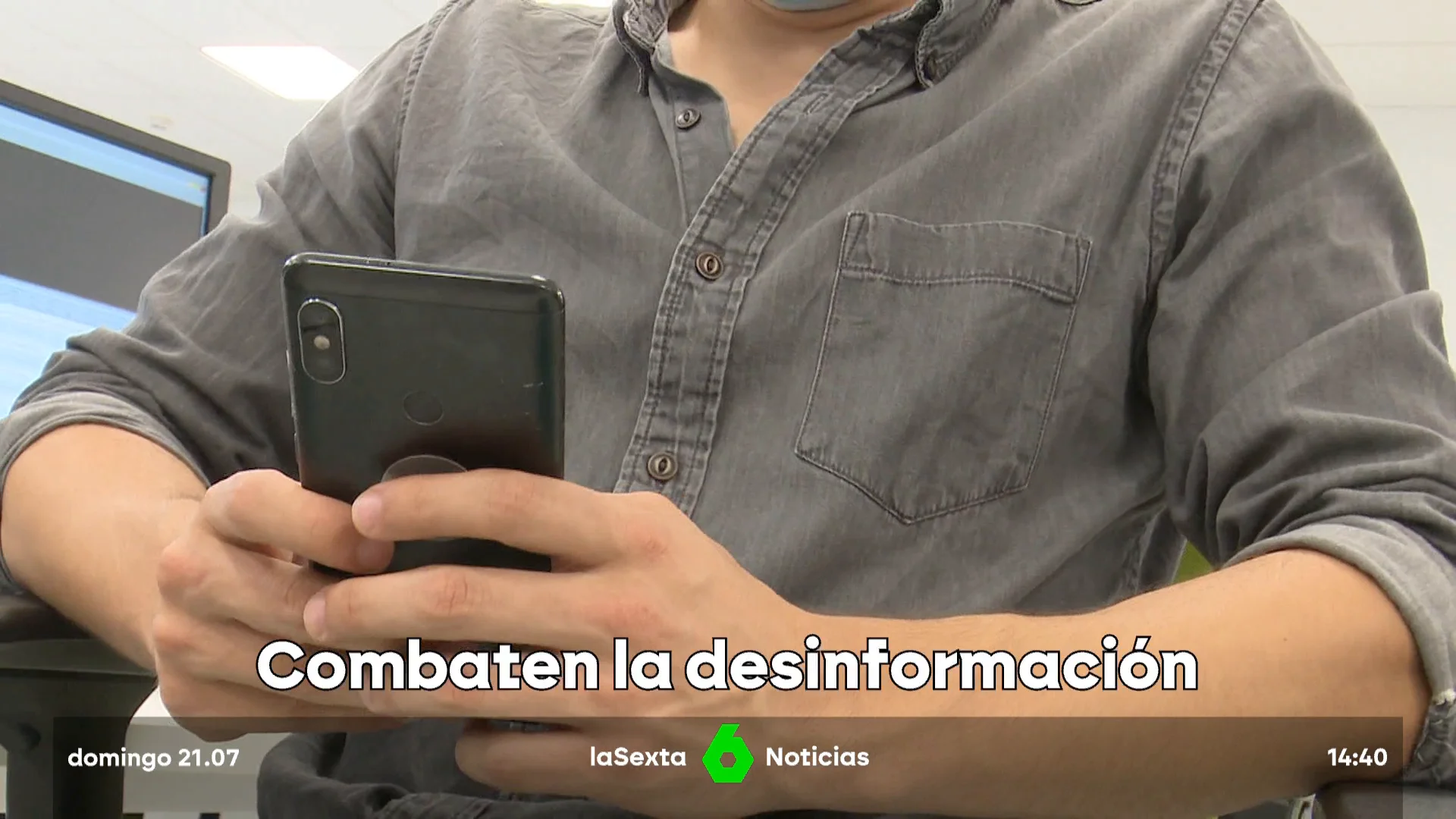 Una persona con un teléfono