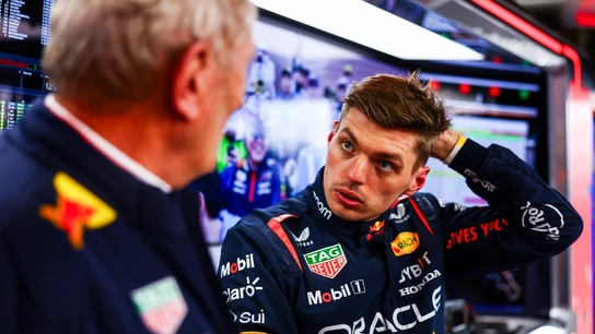 Max Verstappen charla con Helmut Marko Max Verstappen charla con Helmut Marko