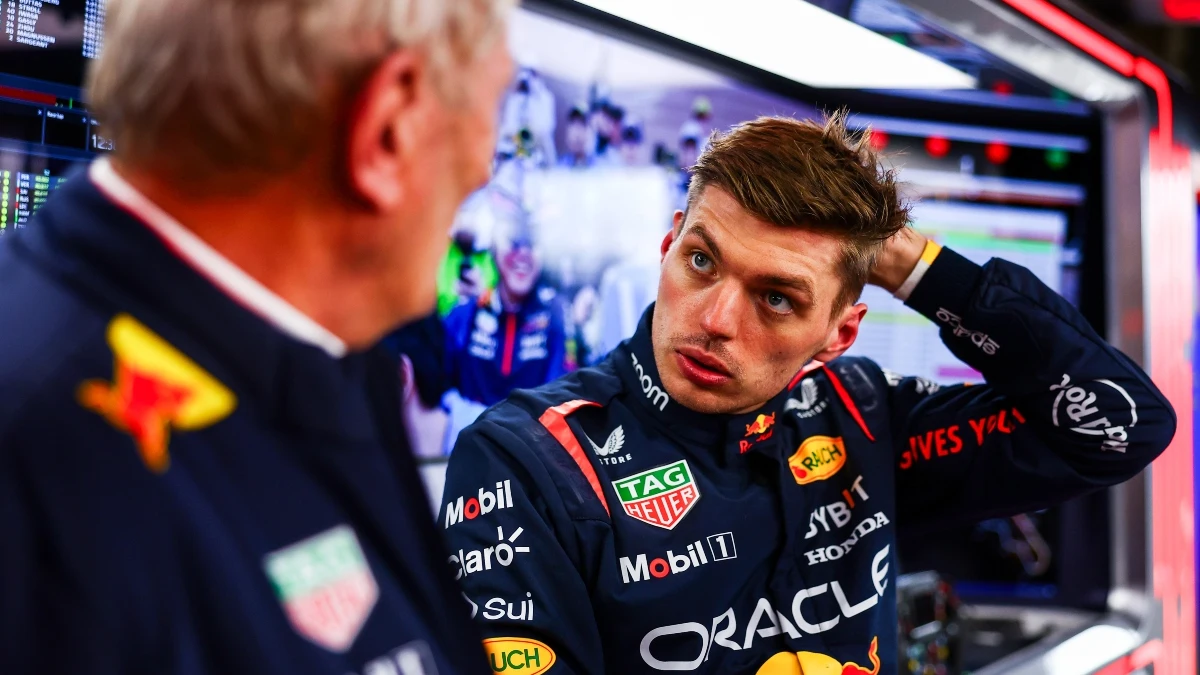 Max Verstappen charla con Helmut Marko