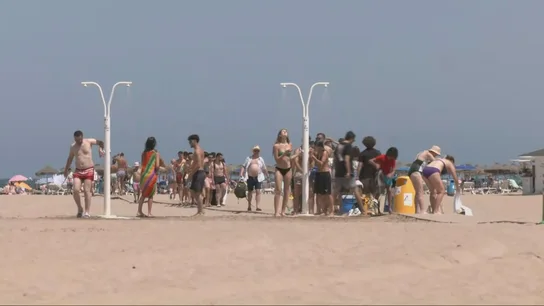 Personas se duchan en la playa Personas se duchan en la playa