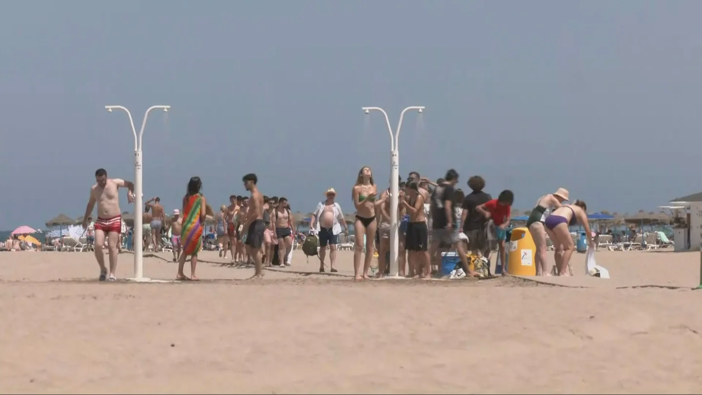 Personas se duchan en la playa Personas se duchan en la playa