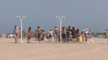 Personas se duchan en la playa
