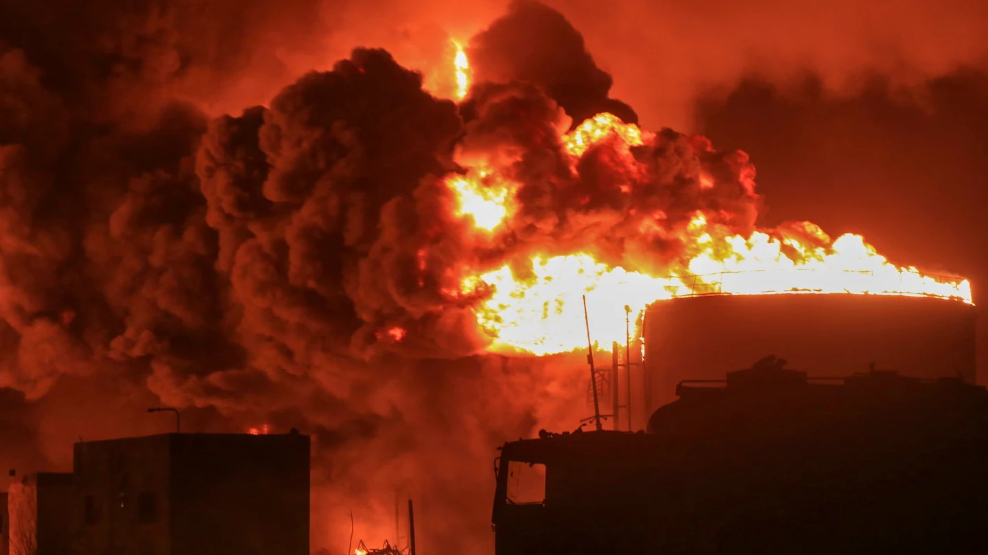 Tanques de petróleo arden en el puerto de Hodeida, Yemen, tras el ataque israelí Tanques de petróleo arden en el puerto de Hodeida, Yemen, tras el ataque israelí