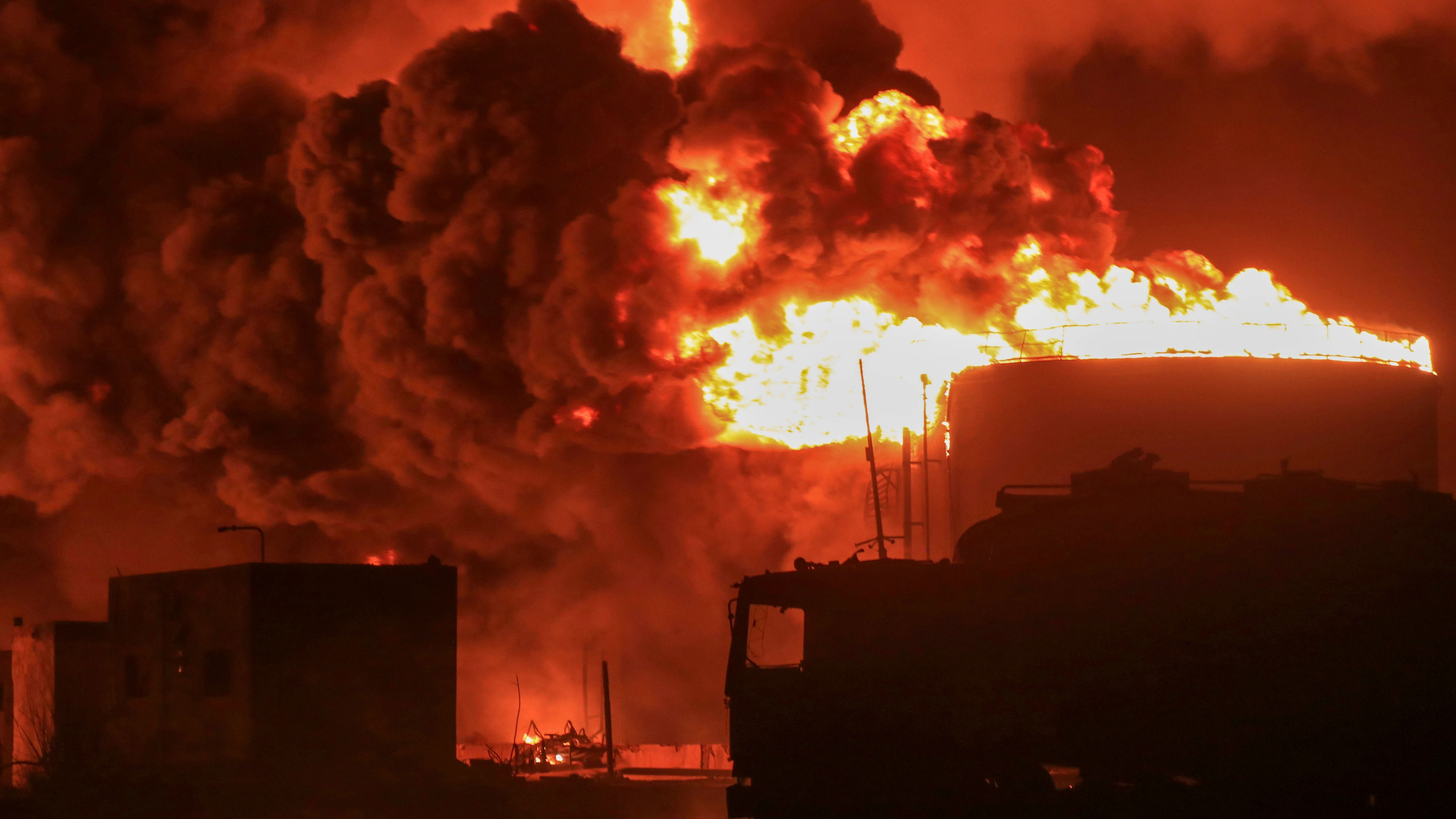 Tanques de petróleo arden en el puerto de Hodeida, Yemen, tras el ataque israelí