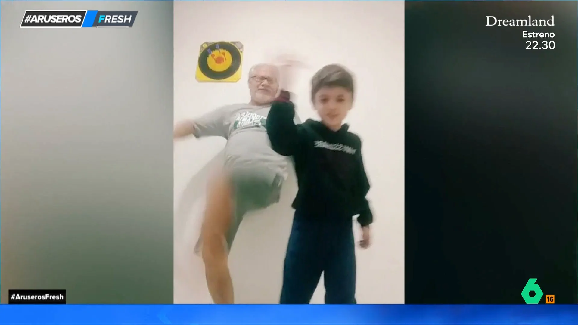 Un nieto intenta grabar un baile de TikTok, su abuelo improvisa y el resultado no tiene desperdicio 