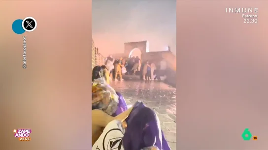 Una tormenta inesperada arruina el día de unos turista en la Muralla China Una tormenta inesperada arruina el día de unos turista en la Muralla China