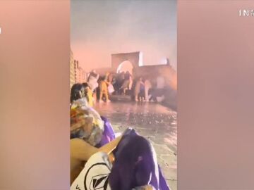 Una tormenta inesperada arruina el día de unos turista en la Muralla China