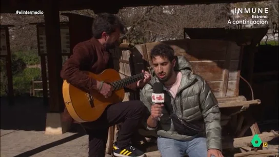 Isma Juárez se anima con su propia versión de 'Garota de Ipanema' en Olmeda, el pueblo de los artistas El reportero visitó esta localidad de la Comunidad de Madrid en el que viven un gran número de artistas: desde pintores a escultores o músicos.