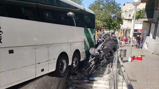 Dos heridos tras empotrarse un autocar en una boca de metro y embestir a siete coches El autocar, junto al coche arrollado en la boca de metro de Carmel