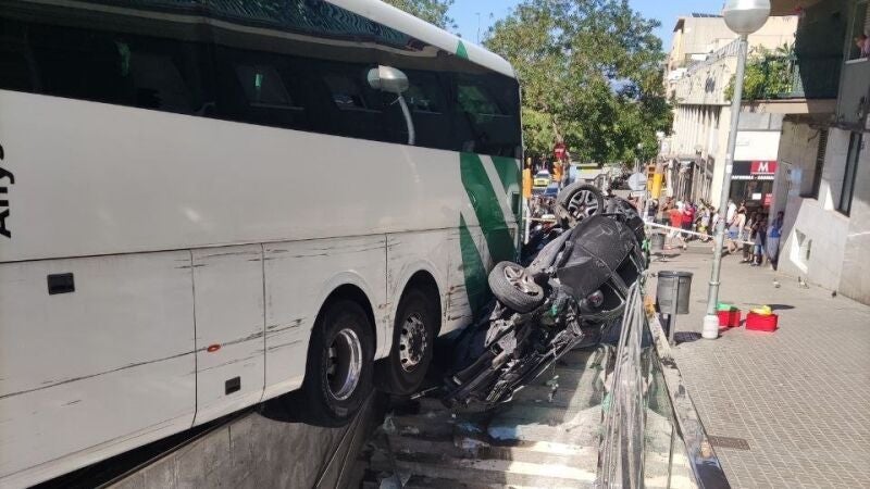 Dos heridos tras empotrarse un autocar en una boca de metro y embestir a siete coches